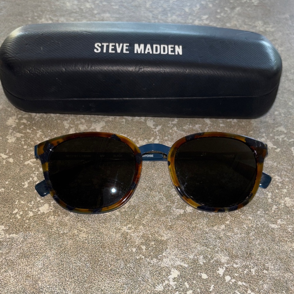 Steve Madden Brown and Blue Polarized Sunglasses with Case